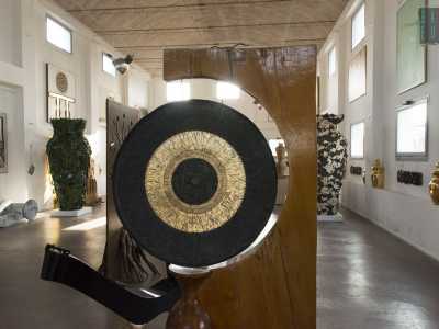 Al centro sono presenti numerosi strumenti musicali tra cui un grande gong